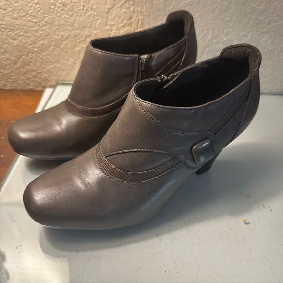 Clark's Bendable Size 9 Chunky Heeled Leather Ankle Booties in Taupe - Picture 8 of 8
